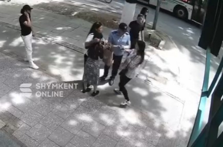 ШЫМКЕНТ: ​Полиция шақырған қыздарға тәртіп сақшысы шабуыл жасаған (видео)
